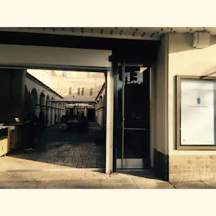 Blue Bottle Coffee @Palo Alto
サンフランシスコエリアの同チェーンで1番を選ぶなら間違いなくパロアルト店🎶
ややレトロな入り口を入ると、想像だにしなかった空間と喧騒が広がっています。

ぜひ入り口とのギャップを楽しんでみてください☕️