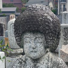 知恩寺の五劫思惟(ごこうしゆい)

五劫思惟の阿弥陀仏は、通常の阿弥陀仏と違い頭髪（螺髪らほつ）がかぶさるよう」な非常に大きな髪型が特徴です。　
此のお寺は、百万遍の方が判り易いです。

#サント船長の写真　#石像　#五劫思惟の阿弥陀仏