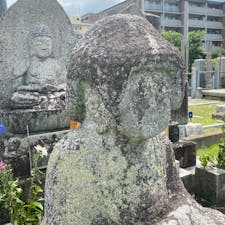 百万遍の五劫思惟(ごこうしゆい)
此のお寺は知恩寺と言います、

全国でも16体ほどしかみられないという珍しい石仏で、落語の「寿限無寿限無、五劫のすり切れ」はここからきています。

#サント船長の写真　#石像　#五劫思惟の阿弥陀仏
