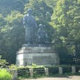 坂本龍馬　中岡慎太郎銅像
此の像は1944年11月に金属類回収令で土台だけでしたが、1962年、京都高知県人会有志によって再建されたものです。 
京都三大銅像の一つで京都でも一番大きな像です。

2021・8・28撮影(最悪の写真だけど掲載しましたが、30日に撮り直し有り)  #撮り直し

#サント船長の写真 #銅像　#京都三大銅像