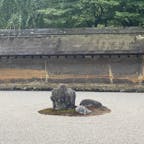 龍安寺の石庭
「虎の子渡しの石」
大きい石と小さい石を虎の親子と見立てているのです。

#サント船長の写真