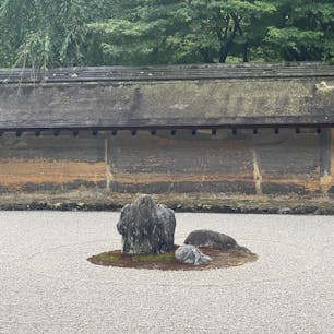 龍安寺の石庭
「虎の子渡しの石」
大きい石と小さい石を虎の親子と見立てているのです。

#サント船長の写真