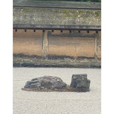 龍安寺の石庭
龍安寺（りょうあんじ）は室町時代、細川勝元によって創建されたお寺です。有名な枯山水庭園は簡素な造りで禅文化が盛んだった当時の時代背景を色濃く残しています。

#サント船長の写真
