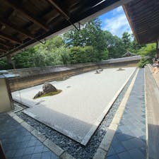 龍安寺の石庭

龍安寺最大の見どころはなんといっても日本を代表する枯山水の庭園です。枯山水とは水を使わず石や砂などにより山水の風景を表現する庭園のことをいいます。

2021・9
#サント船長の写真