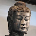 飛鳥大仏

銅造釈迦如来坐像は国宝で無く、重要文化財です。国宝になれないのは、後世の補修箇所が多く、造られた７世紀当時の部分がほとんど残っていないからとされているが、最新の研究では、オリジナル部分が従来考えられていたよりも多く残っているとの結果も有ります、飛鳥大仏に国宝指定の報告が届くのは・・・
確か写真禁止ではなく、沢山の方が撮影していましたが、国宝に指定されると、撮影は禁止です。もうされたかな？

#サント船長の写真  #仏像