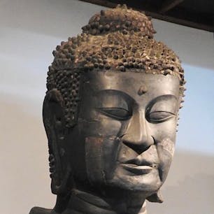 飛鳥大仏

銅造釈迦如来坐像は国宝で無く、重要文化財です。国宝になれないのは、後世の補修箇所が多く、造られた７世紀当時の部分がほとんど残っていないからとされているが、最新の研究では、オリジナル部分が従来考えられていたよりも多く残っているとの結果も有ります、飛鳥大仏に国宝指定の報告が届くのは・・・
確か写真禁止ではなく、沢山の方が撮影していましたが、国宝に指定されると、撮影は禁止です。もうされたかな？

#サント船長の写真  #仏像