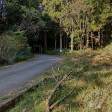 モーテル・サンリバー・首塚大明神
前方に見えるのが、首塚大明神の鳥居です、方々申し訳上げますが、興味本位で此処に来ては駄目です、お参りで来たと言う気持ちで鳥居を潜り、階段を進んで下さい、右手に落雷で焼けた木があり、更に首塚大明神の由来書きも有ります、祠の裏が酒呑童子の首が埋められた所です。
心穏やかに手を合わし、お参りをして下さい。

#サント船長の写真  #モーテルサンリバー　#首塚大明神