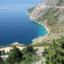 クロアチア　内陸から石灰岩の山を越えて海側に出たところ
ダルマチア海岸です
雄大な景色に感動しました
ここもまた行きたい