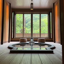 箱根塔ノ沢温泉
山の茶屋

楓のお部屋の半露天風呂。
部屋風呂と思えないくらい広い。そして天気に左右されずに入れるのも良い。
