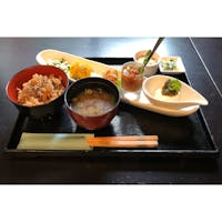 酵素玄米が食べたくて見つけた、恵比寿の「スミビオ」。モデルさんや女優さんも通うらしい、野菜ダイニング。ビオ野菜5種盛りは、1,100円。どのおかずもすごく美味しくてビックリ！お味噌汁も美味しい。
他にも大豆ミートの唐揚げや、普通のおかずのランチ、コース料理などいろいろあるので男性もお腹いっぱい食べられそう。
ほんとに美味しくて大豆ミートの唐揚げとか他のメニューも食べてみたい！

#東京 #東京ランチ