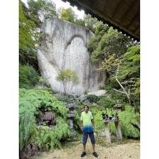 笠置寺・弥勒磨崖仏（みろくまがいぶつ）

正月堂を背にすると、弥勒磨崖仏が有ります、笠置寺の御本尊で、高さ15ｍの壁面には、弥勒菩薩立像が刻まれていました。弥勒菩薩は、お釈迦さまの滅後、56億7千万年の未来にこの世に現れ、仏教を再興する仏といわれています。この仏は「天人の作」といわれ664年の作と伝えられています。

弥勒磨崖仏が消えて居るのは、度重なる隣接する本堂の火災で壁面の像が剥がれたのです。

2021・9・10
#サント船長の写真　#石像　#磨崖仏