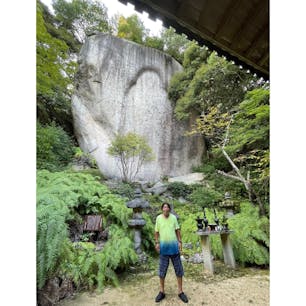 笠置寺・弥勒磨崖仏（みろくまがいぶつ）

正月堂を背にすると、弥勒磨崖仏が有ります、笠置寺の御本尊で、高さ15ｍの壁面には、弥勒菩薩立像が刻まれていました。弥勒菩薩は、お釈迦さまの滅後、56億7千万年の未来にこの世に現れ、仏教を再興する仏といわれています。この仏は「天人の作」といわれ664年の作と伝えられています。

弥勒磨崖仏が消えて居るのは、度重なる隣接する本堂の火災で壁面の像が剥がれたのです。

2021・9・10
#サント船長の写真　#石像　#磨崖仏