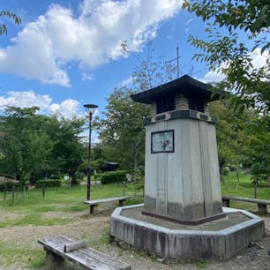京都丸山公園のラジオ塔

大阪の天王寺公園を皮切りに、多いときで全国に460基が建てられていたとか。 現在は関西を中心に受信機が取り外された塔が20基ほど残るのみで、京都府の8基が最多だそうです。

#サント船長の写真