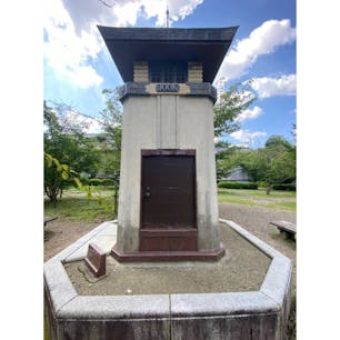 京都丸山公園のラジオ塔

ラジオ放送が日本で始まったのは、大正14年（1925）のことです。 皆さんは「ラジオ塔」をご存じでしょうか？ 昭和初期から戦時中にかけてラジオは高級品で、一般家庭に普及していませんでした。 そこで、公園などの屋外に街頭ラジオとして「公共のラジオ受信機」が設置され、近所の人が集う場とされたといわれています。 

#サント船長の写真