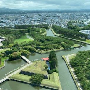 函館五稜郭

徳川幕府の命を受けた蘭学者・武田斐三郎が設計し、1864年に完成された、国内初の西洋式城郭です。五稜郭という名前のように、稜堡（りょうほ）と呼ばれる５つの角があり、星形の五角形となっています。星形の城郭は、防御側の死角が少ないなどの利点があり、ヨーロッパ各地に造られた城塞都市をヒントにしたもので、この形を「西洋式土塁」といいます。このような形の五稜郭は、日本では函館市の五稜郭と長野県佐久（さく）市の龍岡城（たつおかじょう）の2ヵ所だけとなっています。


#サント船長の写真　#北海道