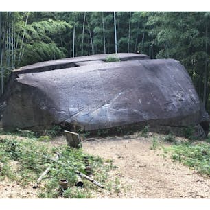史跡　益田の岩船　

橿原市・貝吹山の東峰にある巨大な花崗岩の石造物です。南北約8m、東西約11m、高さ約4.7m。上部に一辺約1.6m、深さ約1.2mの穴が空けられていますが、誰が何のために作ったのか、その正体は謎に包まれています。

#サント船長の写真　#巨石