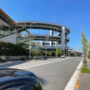 大阪市住之江区と大正区の間に架かる、新木津川大橋。船が通る川幅の狭い木津川上に架かり、一気に高度を上げるため螺旋状になっています。車だけではなく、人も通れます。