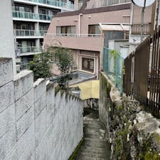 新宿区の四谷三丁目付近。古い住宅と新しいマンションを、狭い路地と坂が結んでいます。これも東京らしい風景かと。