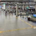 阪急電鉄の大阪梅田駅ホーム。電車とホームがズラーっと並ぶ、ザ・ターミナルな景色です。ちなみにこの写真は、改札内の中二階にあるタリーズから撮りました。電車好きにはオススメのスポットです。