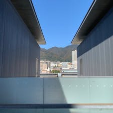 神戸市にある、兵庫県立美術館の外廊下からの六甲山の景色。反対方向を見ると、海が建物に切り取られた景色がみえます。神戸と言えば、六甲山と海。安藤忠雄らしい意匠と、神戸への愛情を感じます。