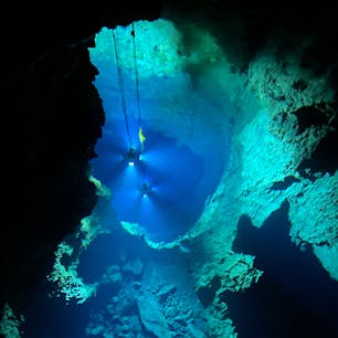 龍泉洞の第三地底湖。深さ98mもあるらしいけれど、この透明感は底が見えているということでいいんだろうか…じっと見つめてると吸い込まれそうな澄んだ湖でした。