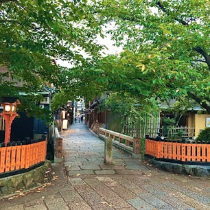 京都祇園の巽橋(たつみばし)に行きました

映画やドラマのロケ地としても使用されています