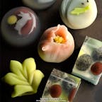 札幌の裏参道で四代続く老舗和菓子店「嘉心（かしん）」は、百余年の歴史を誇る和菓子の名店。見た目にも四季が感じられる上生菓子や季節のお菓子はまるで芸術作品のよう。お土産にもお使い物にも喜ばれる逸品揃いで、早い時間に売り切れてしまうこともあるほどの人気店です！ #北海道 #札幌 #嘉心