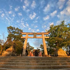 豊国神社
京都大和大路正面

豊臣秀吉は没後、東山阿弥陀ヶ峰に葬られ、壮麗な豊国社に祀られたが大坂夏の陣後、徳川家康の手で取壊された。現在の社殿は1880年（明治13）に再建のもの。唐門（国宝）は伏見城の遺構で桃山期の逸品。境内の宝物館には秀吉遺品を納めた唐櫃（重文）も。宝物館拝観有料。9月18日は「例祭」で、旧暦8月18日が祭神・豊臣秀吉の命日に当たる。翌9月19日、茶道・藪内流家元による献茶式がある。
建立：1880（明治13）年

#サント船長の写真　#鳥居