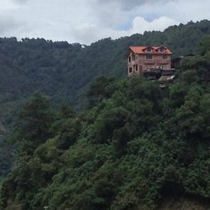 フィリピン　バナウエ

山岳地帯の家は山肌に作ります。

#サント船長の写真　#フィリピン