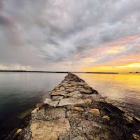 『夕日が神秘的な場所』
明石の魚住にある 住吉神社
魚住港に面した場所にある神社
境内から眺める明石灘は美しい
絶景を見るために、遠方から訪れる方がいます。私もその1人
海から流れる強大なパワーと、御祭神からの御神徳によって、明石の中でも最強と称されるパワースポットです
鳥居⛩の一歩先は海
夕日が綺麗な場所です
訪問した時間が遅かったのですが、何とも神秘的な空でした