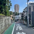東京都港区　元麻布
雰囲気の良い坂と住宅街です。おそらく超絶地価が高いです。前方に見えるのは「元麻布ヒルズ」。この辺りは坂がとても多く、「狸坂」「狐坂」「暗闇坂」等の面白い名前の坂が存在します。