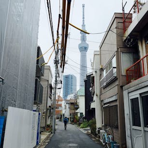 東京都墨田区　押上付近
東京スカイツリーができてもうすぐ10年。もはや下町の風景の一部になってきた気が。でもまだ、見えると嬉しくてつい撮ってしまいます。