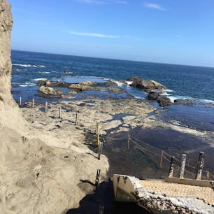 江ノ島の裏側
波が荒くて下に降りれなかった
ので、江ノ島 岩屋から眺めてた