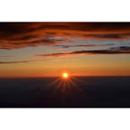 富士山山頂からの御来光。