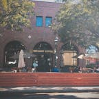 Red Giant Coffee @Redwood City

駅から1分と行かない所に佇むローカルカフェは、通勤前のビジネスパーソンの社交場となっています☕️  

強いカリフォルニアの日差しを木漏れ日で感じられるテラス席で、穏やかな朝の一杯をいかがでしょうか☀️