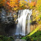 北海道札幌市滝野すずらん丘陵公園内にあるアシリベツの滝は、落差26メートの大瀑布で、日本の滝百選の一つにも選ばれています。一年を通して水量が多く、近くまで行くと心地よい飛沫やマイナスイオンを感じることができます。札幌近郊の滝では最も知名度があり、紅葉スポットとしても親しまれています！#北海道 #札幌 #滝野すずらん丘陵公園 #アシリベツの滝