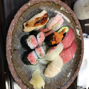 伊豆大島の大関という寿司屋さんのにぎり。なかなか食べられる味ではなく、美味しい。