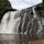 狭い坂を降りると、そこには公園！家族でピクニックなんかにはピッタリ。耳をすますと水の音が？奥に進むと高さ約20m、幅約65mの龍門の滝が現れる！迫力ある滝にしばし見とれるのだった！(栃木県那須烏山市)