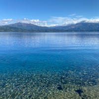 透明度抜群の田沢湖。お魚の群れが岸辺を泳いでいて、リアルスイミーな感じでした。