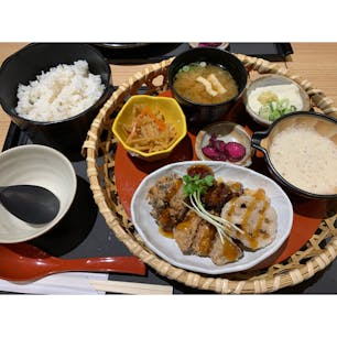 蕎麦ととろろ とろ麦アミュプラザおおいた店
ノーマルのとろろと、たんぱく質の吸収を助ける麦もちご飯を選択。
やさしいお味でした(^^)