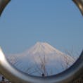 輪っかの向こうは、日本一の富士山！ココは静岡県の出逢い岬。美しい富士山が出迎えてくれました。伊豆半島の西側の海沿いをドライブすると出逢い岬はあります。