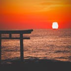 太平洋の日の出です。ココは茨城県大洗町の磯前神社の神磯の鳥居。綺麗な朝日に恵まれました🎶この周辺地域は日帰りで遊べますが、見どころ満載ですから一泊すると良い場所です！大洗からフェリーで北海道苫小牧まで行けます。