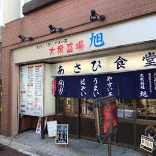 四日市に来たのだから名物料理を食べねばと思い、街の人に教えてもらい昼飯で入った。平日昼間から5組中3組がお酒呑んでる、如何にも地元の食堂。
四日市名物のトンテキを頼んだら、美味しくて満足。