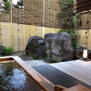 山梨県笛吹市にある宿、笛吹川。五つの貸切風呂のうちの一つです。熱すぎずぬるすぎず、ちょうど良い温度でした。