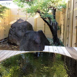 山梨県笛吹市にある宿、笛吹川。お風呂も料理もぐー👍ですが、今回はお風呂の写真です。
何故って、立派な夕食だったのに、お食事処で変な客にバカとブスとか暴言を吐かれて、写真をとるゆとりが無かったからです。