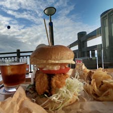 '21.11.3
愛媛・道の駅ふたみ
ハモカツバーガー

ハモカツバーガーも横に添えてあるフライオニオンも美味しかった〜☺️
