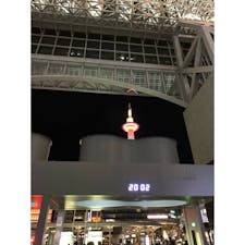 京都駅から京都タワーを望む。