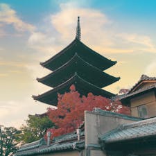 八坂の塔ともみじと夕焼け