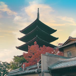 八坂の塔ともみじと夕焼け