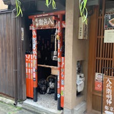 京都八兵衛明神
歩いて居て此の様な祠を見つけると、楽しく成ります。

京都の繁華街の中心に有る此の祠は何の為に造られたかは判りませんが、偶然に柳小路に来られたら手を合わせましょう。
とんでもない御利益が有るかも。

#サント船長の　#小さな祠　#鳥居